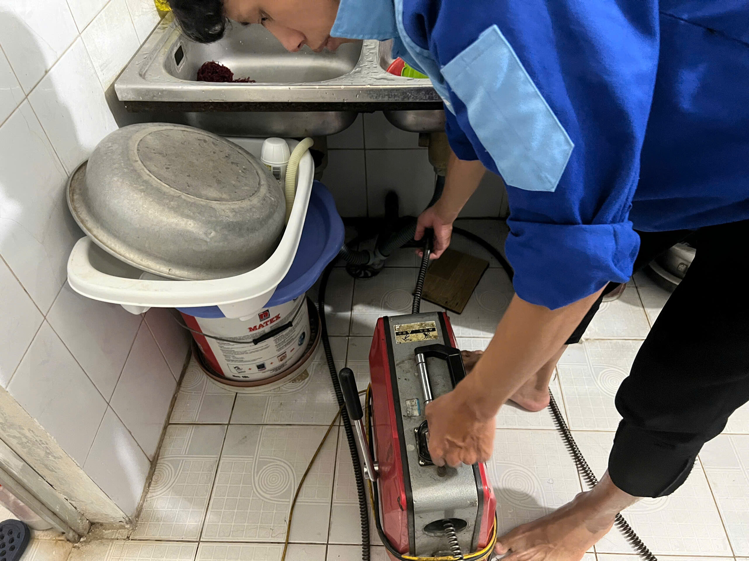 Máy lò xo hiện đại thông bồn rửa chén